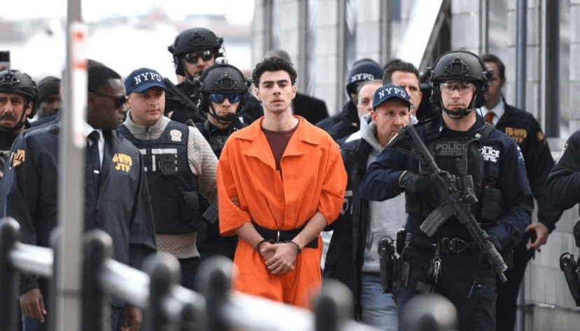 美国“顶流杀手”出庭又火了!指控被驳回全场粉丝欢呼庆祝……